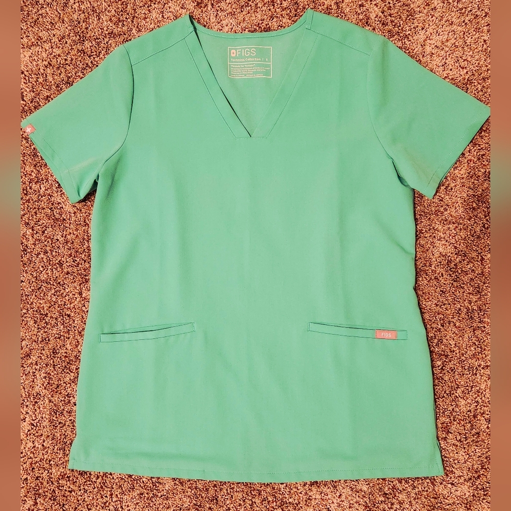 Figs Casma Three-Pocket Scrub Top Surgical Green